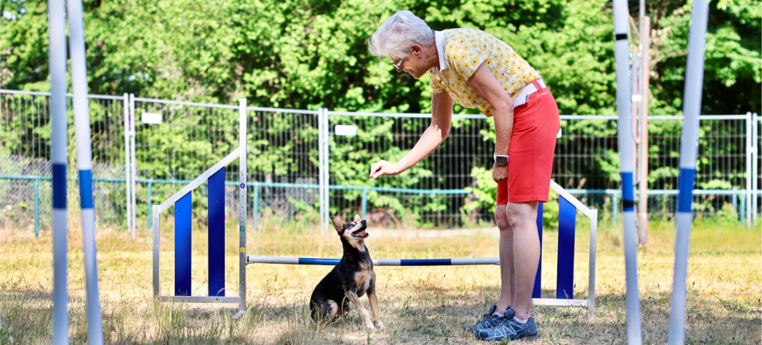 Frau mit Hund haben Spaß